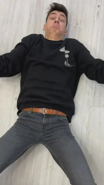 摔倒在地板上后换衣服 - 1