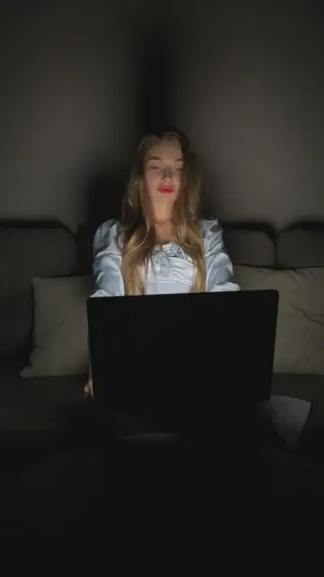 Change your look in the darkness with a laptop - 1