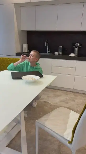 Клон ворует сладости через монитор ноутбука - 1