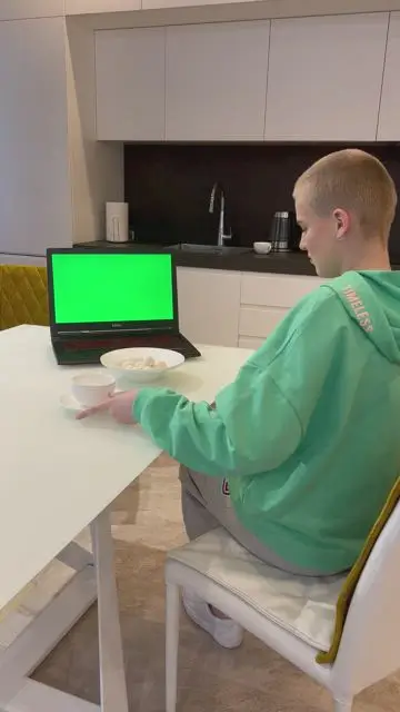 Клон ворует сладости через монитор ноутбука - 2