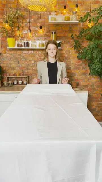 Берем яблоко с другого конца стола с помощью удлинения руки - 0