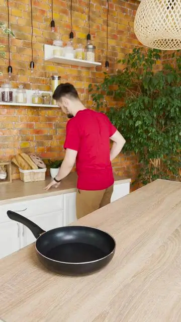 Break an egg in a pan by directly hitting it from afar - 0