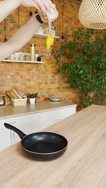 Break an egg in a pan by directly hitting it from afar - 1