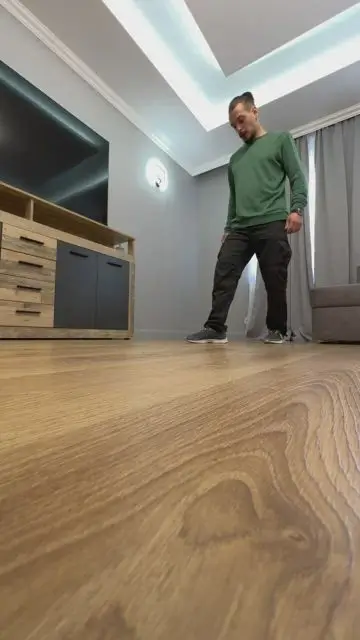 Гоняем по комнате в гигантском кроссовке, но попадаем под ноги великану - 4