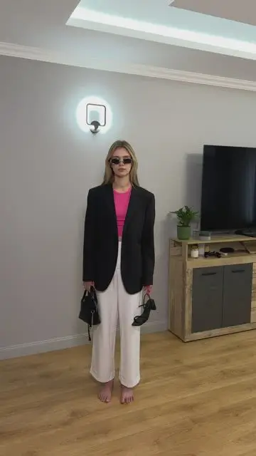 服が天井から落ちて、主人公が着用する。 - 4