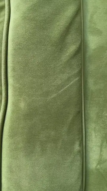 The pet is spinning on the couch and changing images - 4