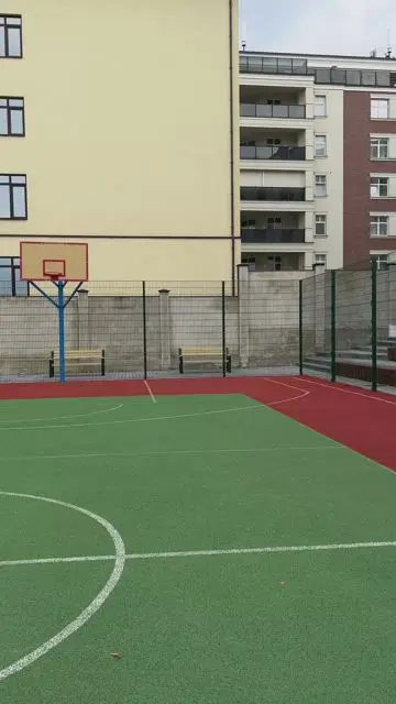 Play football and the legs run separately from the body - 0