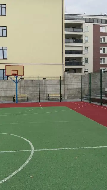 Play football and the legs run separately from the body - 1