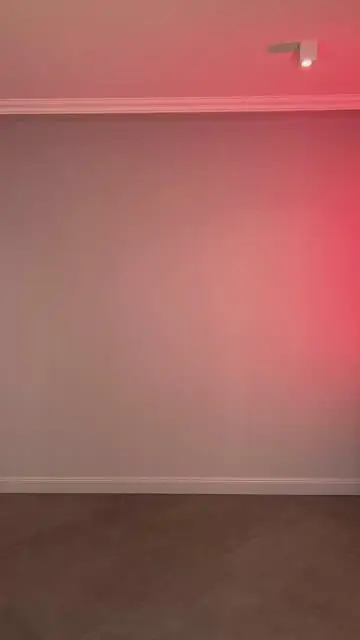 手の振りで服を着替え、飛ぶシャツから現れる - 0