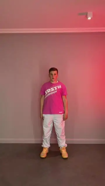 手の振りで服を着替え、飛ぶシャツから現れる - 1