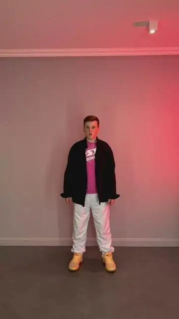 手の振りで服を着替え、飛ぶシャツから現れる - 2