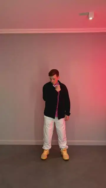 手の振りで服を着替え、飛ぶシャツから現れる - 3