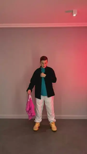 手の振りで服を着替え、飛ぶシャツから現れる - 4