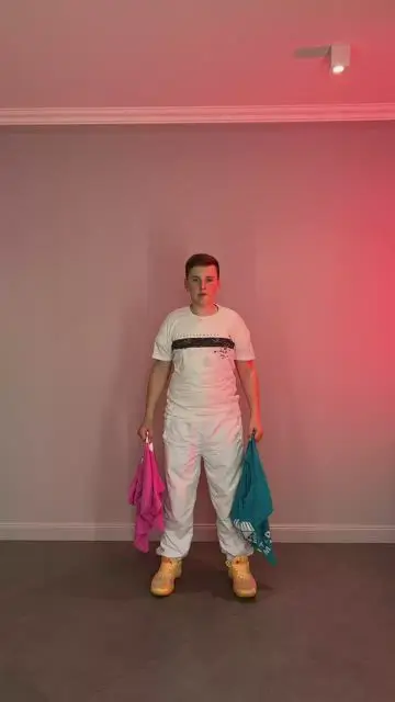 手の振りで服を着替え、飛ぶシャツから現れる - 5