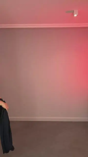 手の振りで服を着替え、飛ぶシャツから現れる - 6