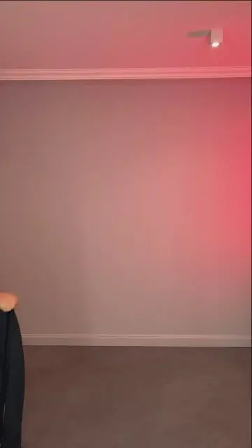 手の振りで服を着替え、飛ぶシャツから現れる - 7