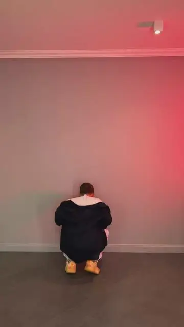 手の振りで服を着替え、飛ぶシャツから現れる - 8