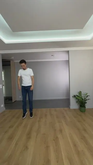 Tシャツは空中に浮かび、その中にクローンが現れる - 4