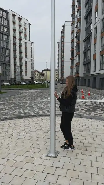 細い柱の後ろに隠れる - 4