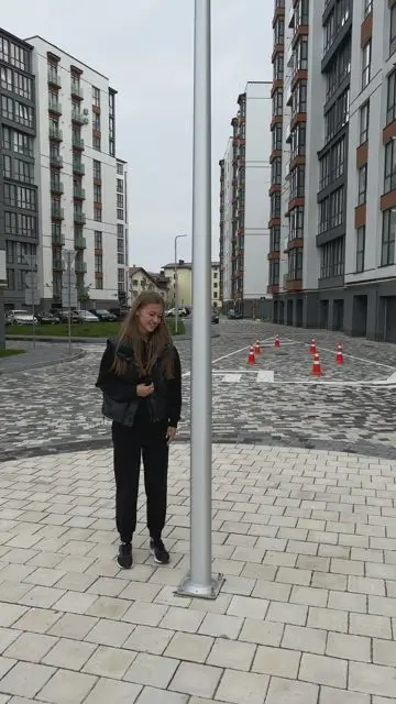 細い柱の後ろに隠れる - 5