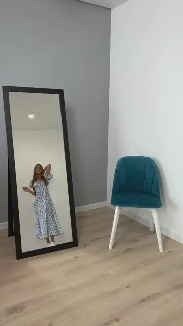 Seleccionamos el atuendo en el teléfono y se muestra en el espejo. - 4