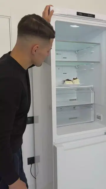 Land from the ceiling directly to the refrigerator and with a wave of the hand change the products in it - 3