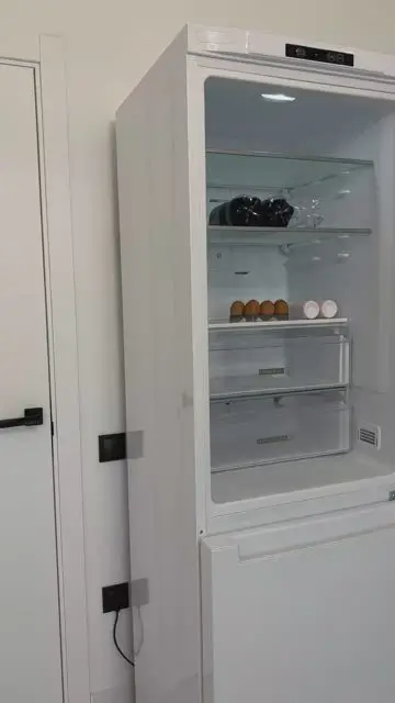 Land from the ceiling directly to the refrigerator and with a wave of the hand change the products in it - 5