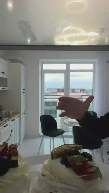 Land from the ceiling directly to the refrigerator and with a wave of the hand change the products in it - 6