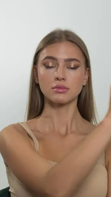 Взмахом руки пошагово наносим макияж - 7