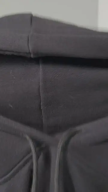 Avec un léger mouvement de la main, mettez et enlevez le sweat à capuche - 4