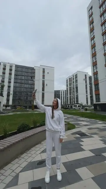 Taking a selfie and moving into virtual reality - 4