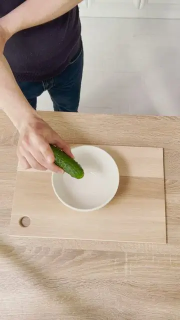 Cut a cucumber in half with a swipe of your finger - 1