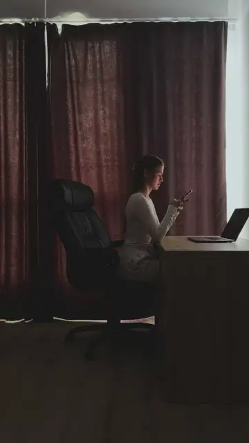 Scroll the phone screen as it appears in the air - 0