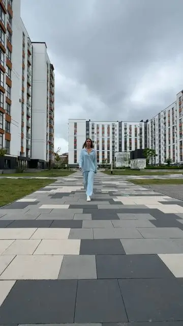 Change your outfit and surroundings while walking - 5