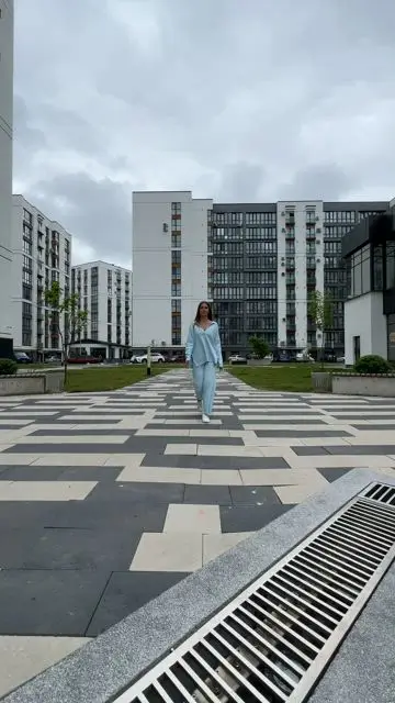 Change your outfit and surroundings while walking - 7