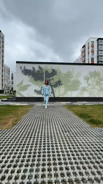 Change your outfit and surroundings while walking - 8