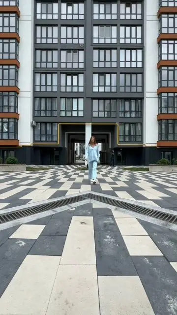 Change your outfit and surroundings while walking - 9