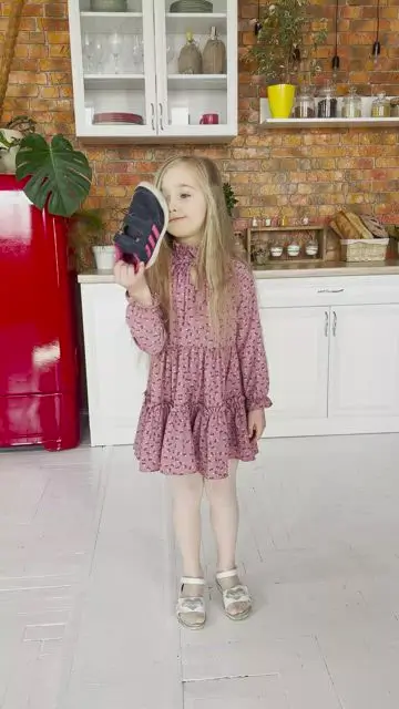 Персонаж меняет образ, бросая кроссовок в камеру - 0