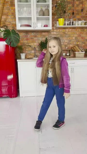 Персонаж меняет образ, бросая кроссовок в камеру - 1