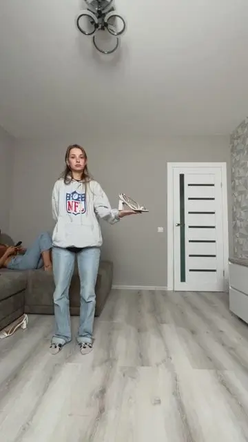 空から落ちてくる服でルックを変える - 9