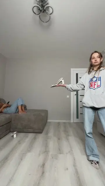 空から落ちてくる服でルックを変える - 10