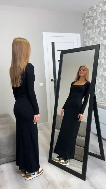 在镜子里选择新的服装 - 3