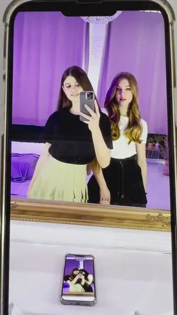 女朋友通過手機螢幕進行無休止的切換，交換眼神 - 4