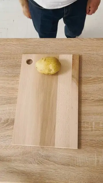 拳で叩いて一つのじゃがいもをいくつかに変える - 0