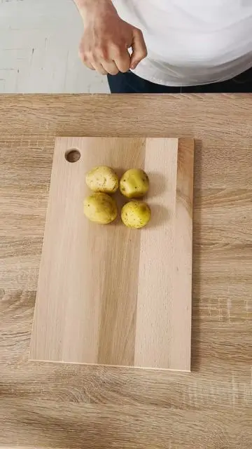 拳で叩いて一つのじゃがいもをいくつかに変える - 1