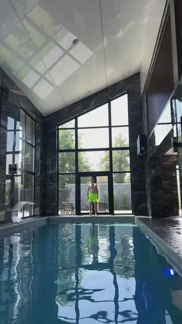 把朋友從杯子裡倒進游泳池 - 1