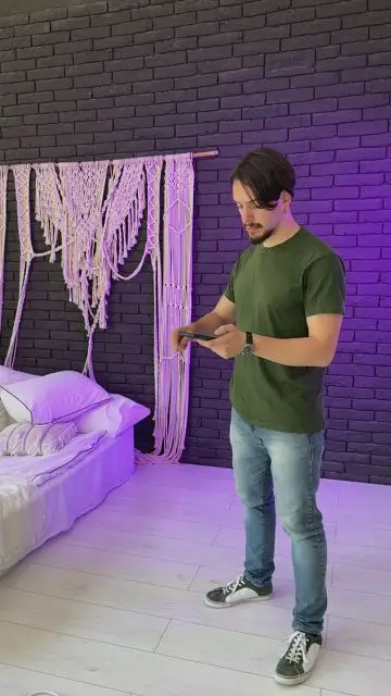 ソーシャルネットワークのフィードをスクロールすると、空中に表示されます - 0