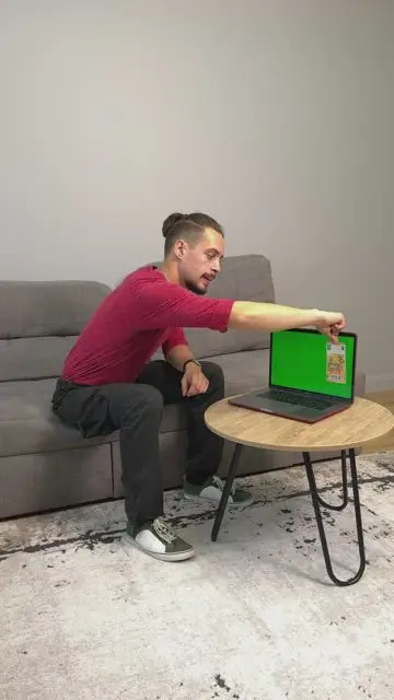 從筆記型電腦螢幕上取出虛擬貨幣，將其變成真實的鈔票 - 1