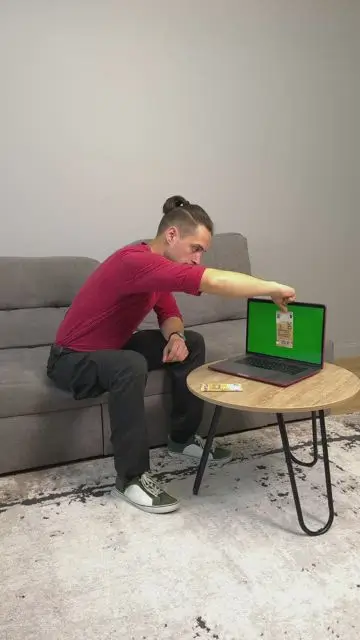 從筆記型電腦螢幕上取出虛擬貨幣，將其變成真實的鈔票 - 2