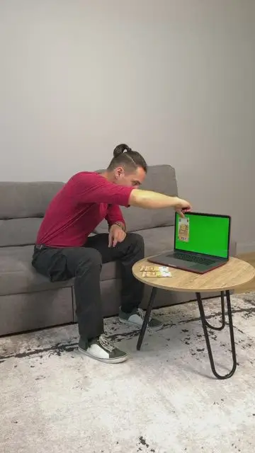 從筆記型電腦螢幕上取出虛擬貨幣，將其變成真實的鈔票 - 3